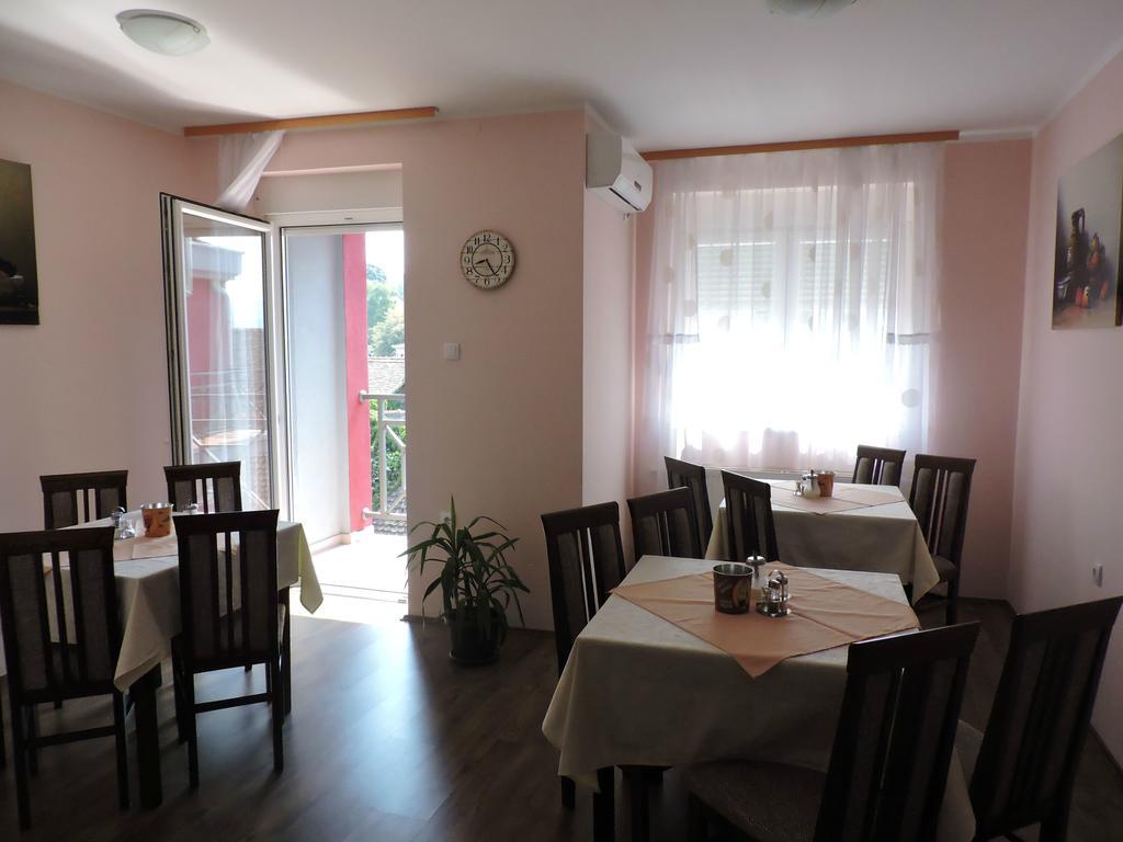 B&B Zmajevo Gnezdo 021 Sremska Kamenica Bagian luar foto